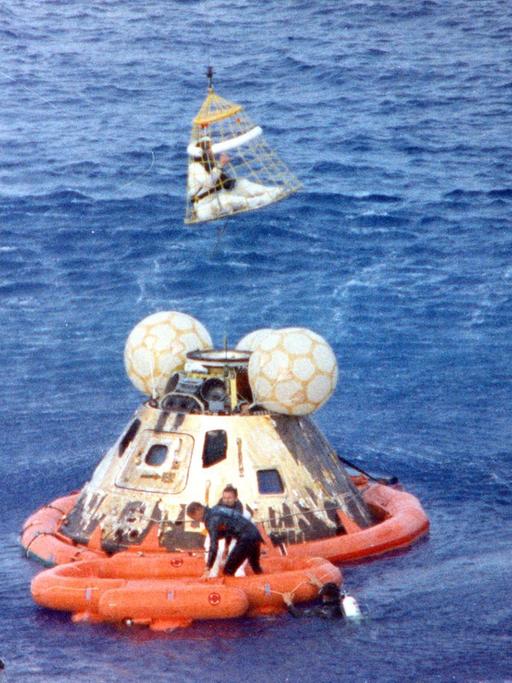 Die Astronauten Jim Lovell, Jack Swigert und Fred Haise landen mit ihrer Kapsel im Pazifik