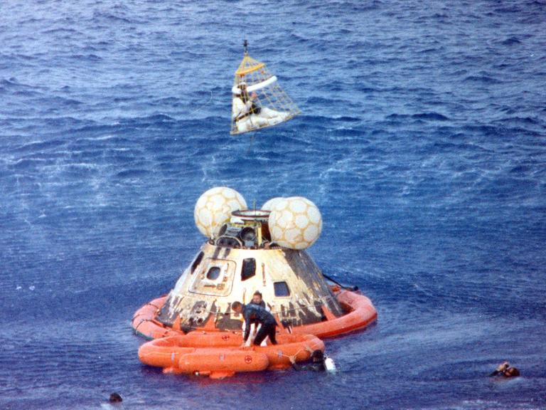 Die Astronauten Jim Lovell, Jack Swigert und Fred Haise landen mit ihrer Kapsel im Pazifik