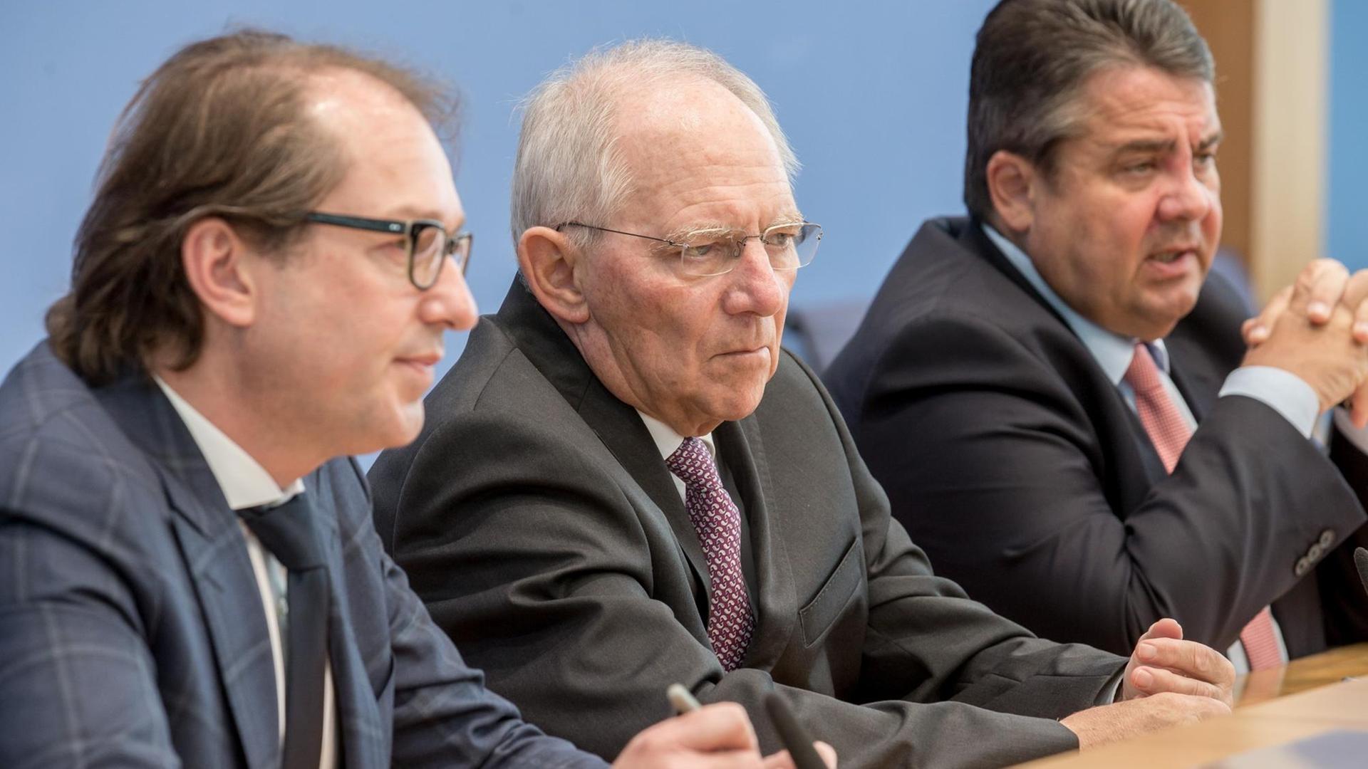 Die Minister Dobrindt, Schäuble und Gabriel in der Bundespressekonferenz. Die Minister Dobrindt, Schäuble und Gabriel in der Bundespressekonferenz.