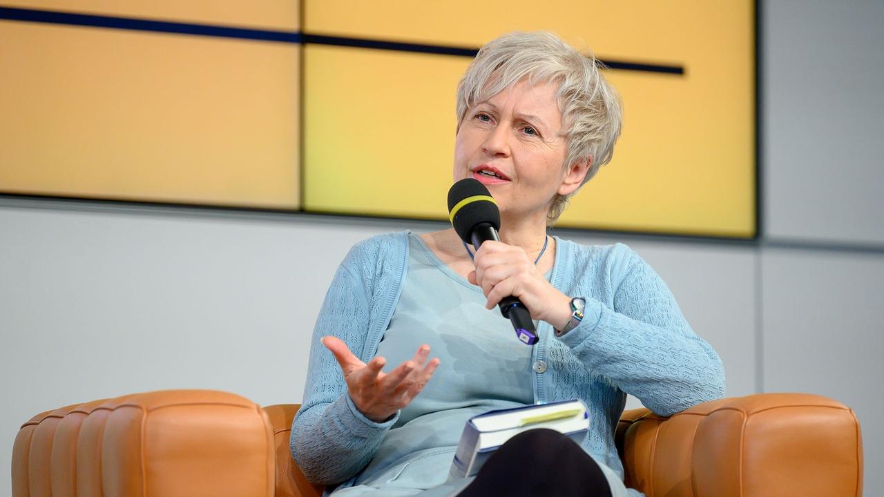 Bücherherbst 2020 von Deutschlandfunk Kultur: Ulrike Draesner liest aus ihrem Buch "Schwitters", Aufzeichnung der Sendung in der Bertelsmann Repräsentanz in Berlin Bücherherbst 2020 von Deutschlandfunk Kultur: Ulrike Draesner liest aus ihrem Buch "Schwitters", Aufzeichnung der Sendung in der Bertelsmann Repräsentanz in Berlin