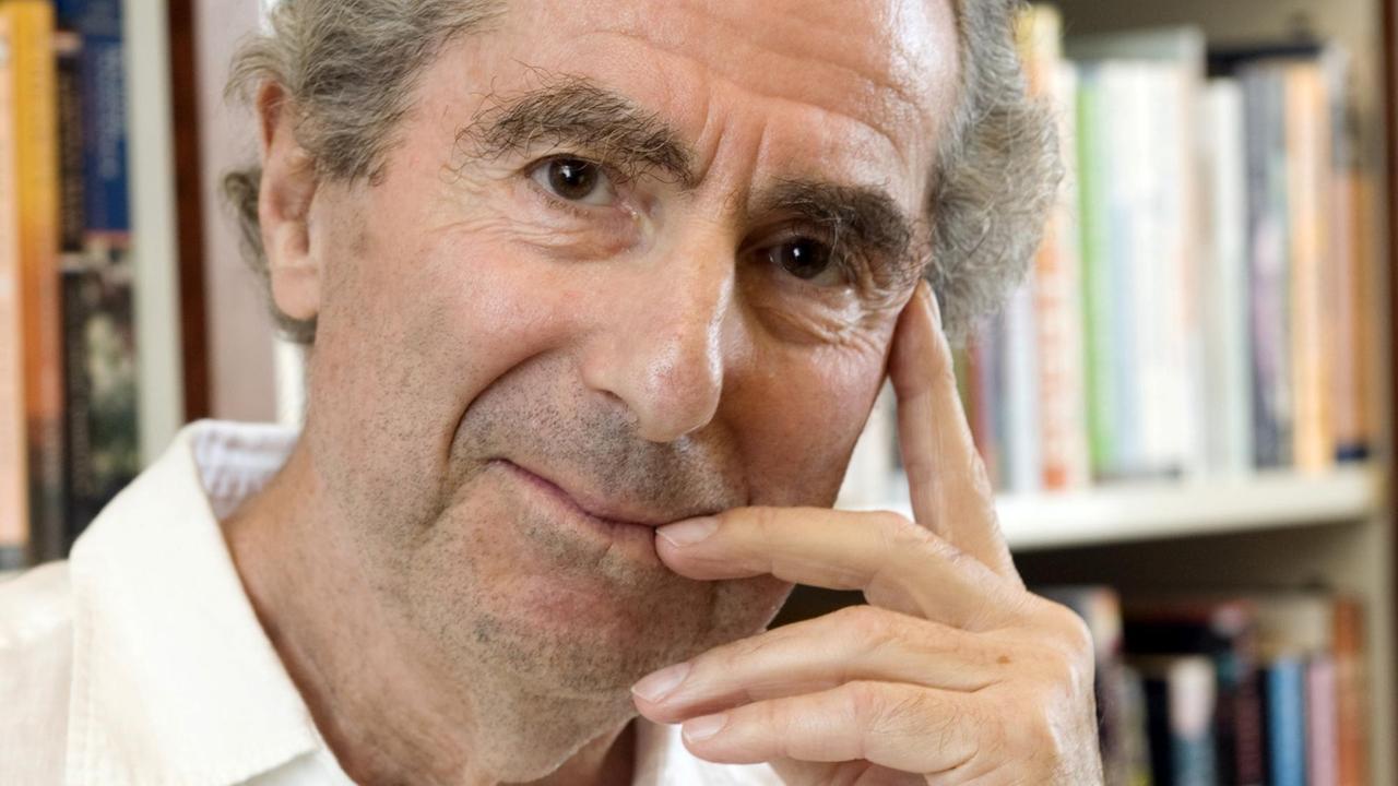 Philip Roth im Büro seines Verlegers vor einer Bücherwand Philip Roth im Büro seines Verlegers vor einer Bücherwand