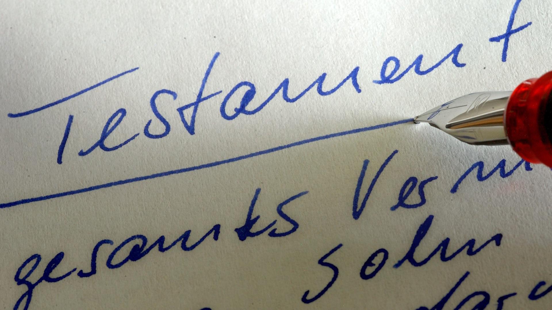 Ein Testament wird geschrieben Ein Testament wird geschrieben