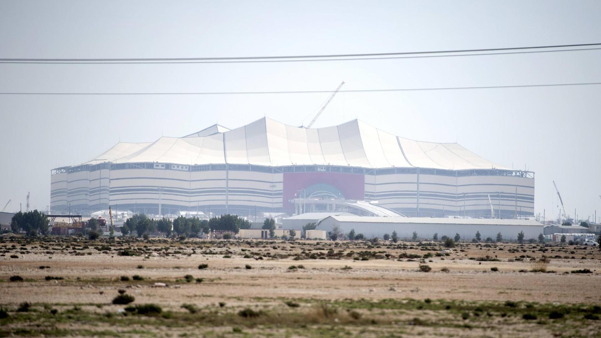Die Baustelle des Al-Bayt-Stadions in Doha/Katar, wo die Fußball-WM 2022 ausgetragen wird. Die Baustelle des Al-Bayt-Stadions in Doha/Katar, wo die Fußball-WM 2022 ausgetragen wird.