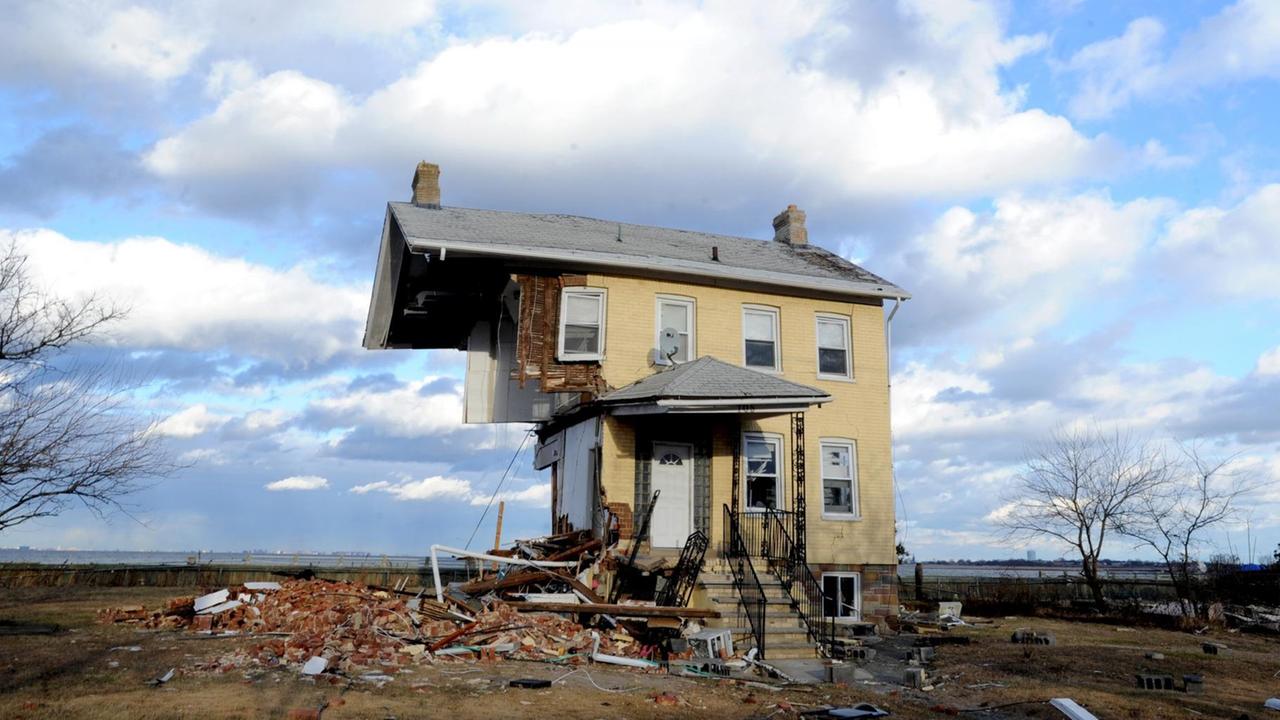 Ein zerstörtes Haus am Union Beach, New Jersey - fünf Jahre nach den Zerstörungen durch Hurrikan Sandy im Oktober 2012. Ein zerstörtes Haus am Union Beach, New Jersey - fünf Jahre nach den Zerstörungen durch Hurrikan Sandy im Oktober 2012.