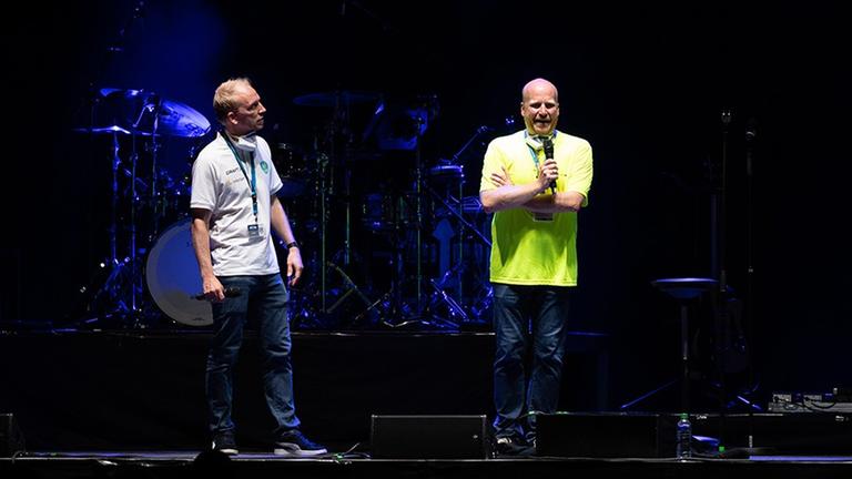 Bühne der Leipzig Arena. Darauf mit Mikrofon: Studienleiter Stefan Moritz (rechts) Bühne der Leipzig Arena. Darauf mit Mikrofon: Studienleiter Stefan Moritz (rechts)