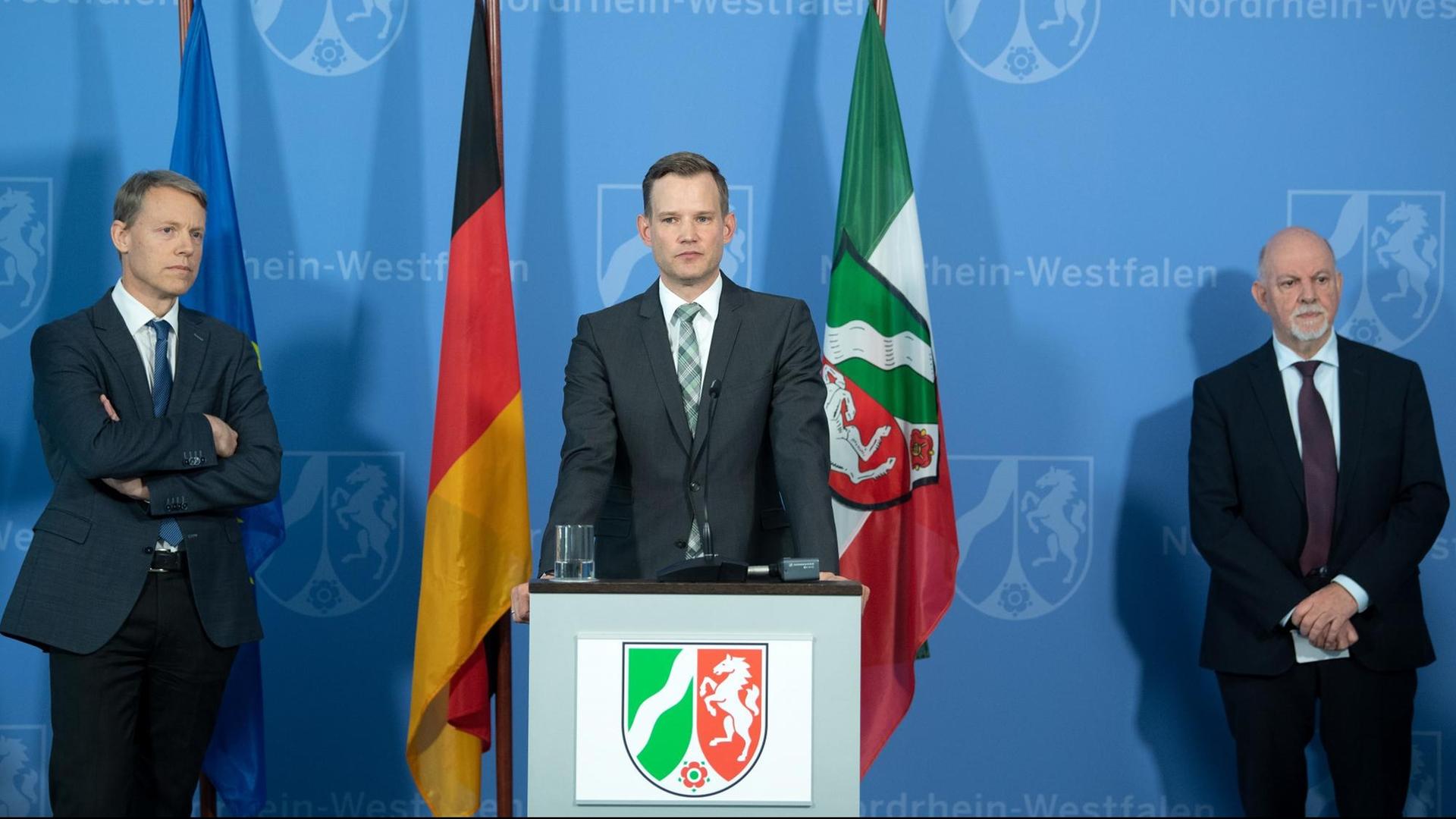 09.04.2020, Nordrhein-Westfalen, Düsseldorf: Hendrik Streeck (M), Direktor des Institut für Virologie an der Uniklinik in Bonn,spricht während einer Pressekonferenz der Landesregierung, während Martin Exner (r), Direktor des Instituts für Hygiene und öffentliche Gesundheit der Uni Bonn und Gunther Hartmann, Direktor des Institut für Klinische Chemie und Klinische Pharmakologie der Uni Bonn zuhören. Die Landesregierung präsentiert die ersten Zwischenergebnisse des Forschungsprojekts «Covid-19 Case-Cluster-Study», das derzeit in Heinsberg durchgeführt wird. 09.04.2020, Nordrhein-Westfalen, Düsseldorf: Hendrik Streeck (M), Direktor des Institut für Virologie an der Uniklinik in Bonn,spricht während einer Pressekonferenz der Landesregierung, während Martin Exner (r), Direktor des Instituts für Hygiene und öffentliche Gesundheit der Uni Bonn und Gunther Hartmann, Direktor des Institut für Klinische Chemie und Klinische Pharmakologie der Uni Bonn zuhören. Die Landesregierung präsentiert die ersten Zwischenergebnisse des Forschungsprojekts «Covid-19 Case-Cluster-Study», das derzeit in Heinsberg durchgeführt wird.