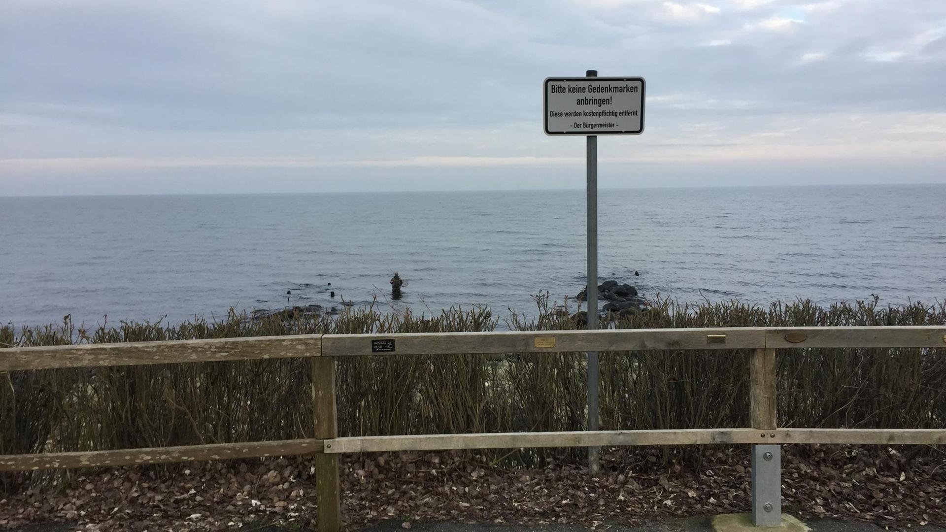 Ein Schild an der Bülker Promenade verweist auf das Verbot, Gedenkplaketten für verstorbene anzubringen Ein Schild an der Bülker Promenade verweist auf das Verbot, Gedenkplaketten für verstorbene anzubringen
