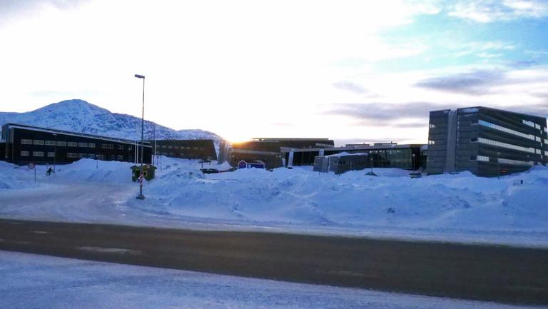 Die Universität in Nuuk im Schnee und Gegenlicht