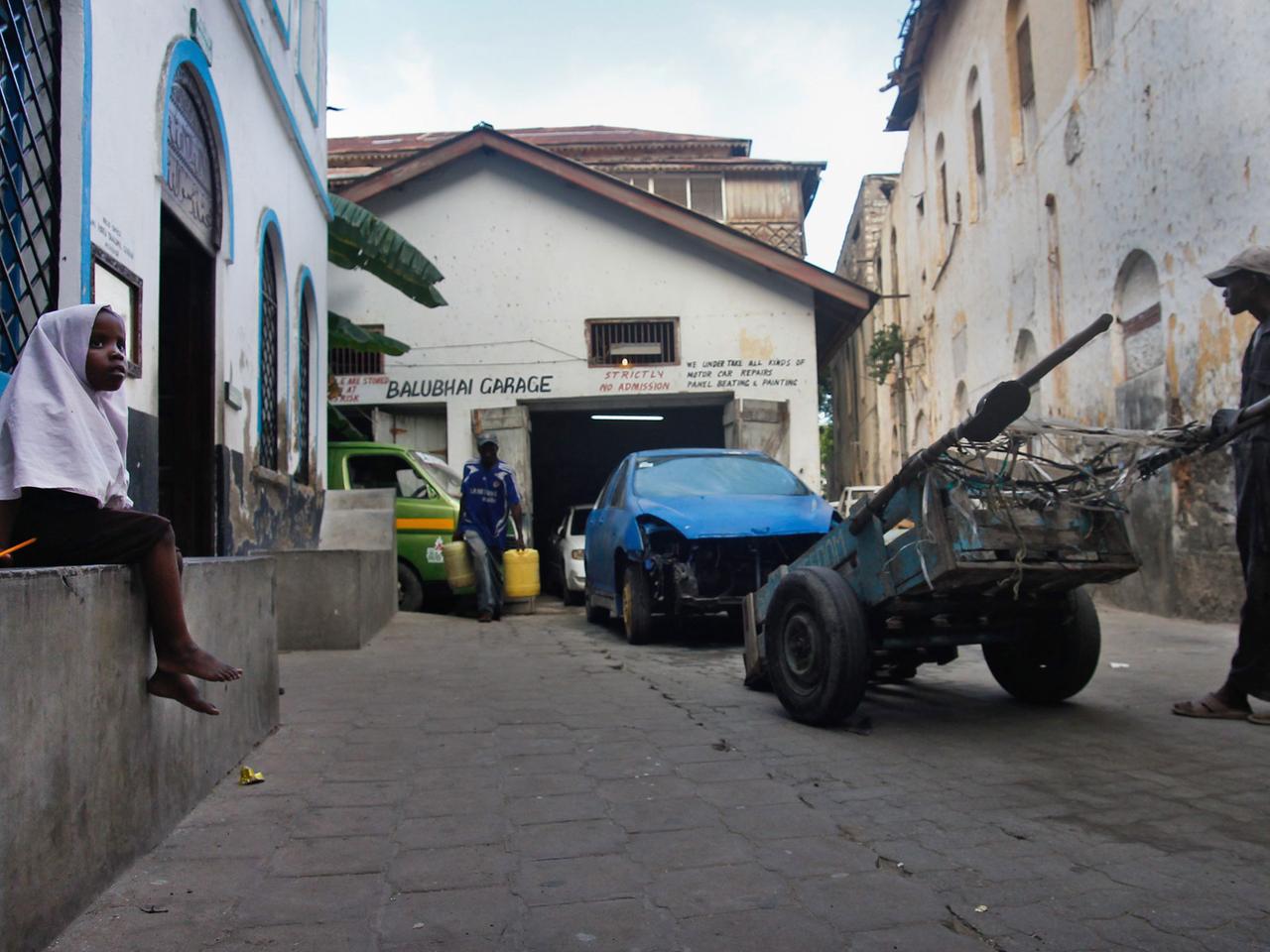 Ein Mädchen vor einer Moschee in der Altstadt von Mombasa Ein Mädchen vor einer Moschee in der Altstadt von Mombasa