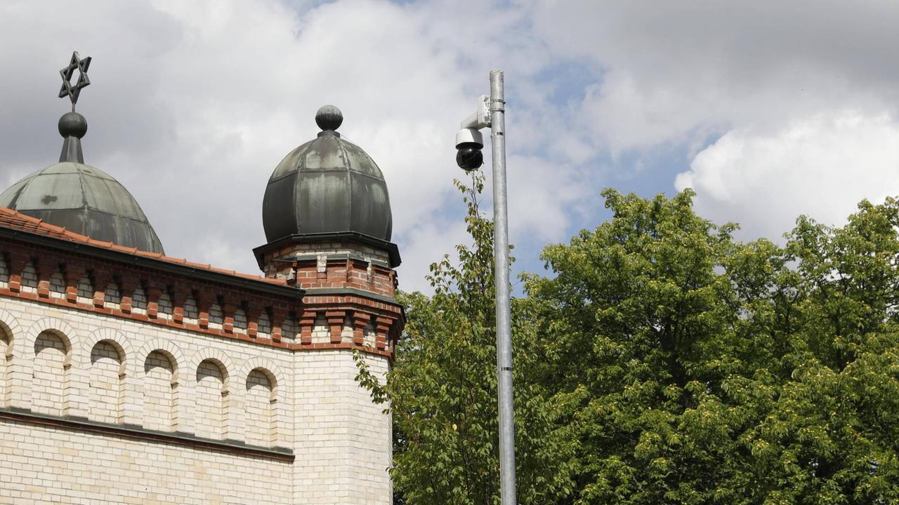 Die Synagoge von Halle mit Überwachungskameras.