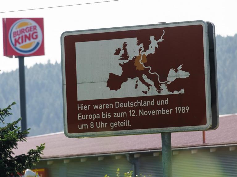 Am Historischen Denkmal des ehemaligen Grenzübertritts "Gebrannte Brücke" steht ein Schild, das auf die ehemalige Deutsch-Deutsche Grenze hinweist. Die Nachbarstädte Neustadt bei Coburg und Sonneberg waren 40 Jahre durch die innerdeutsche Grenze getrennt.