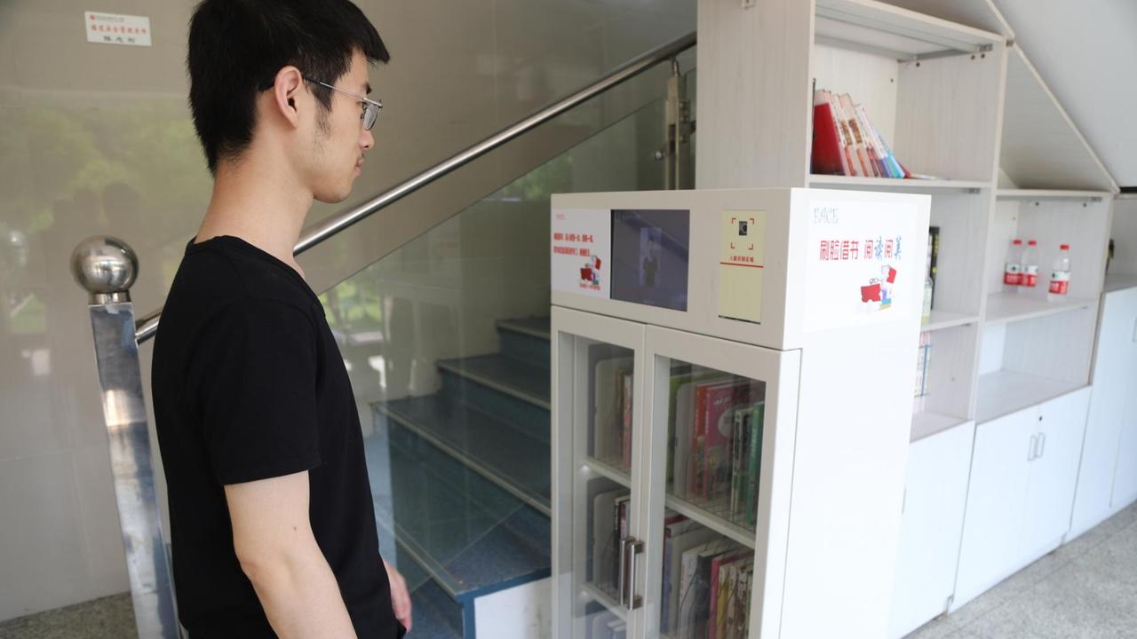 Ein Schüler leiht per Gesichtserkennung Bücher aus, in der Bibliothek der Hangzhou-Schule in China. Ein Schüler leiht per Gesichtserkennung Bücher aus, in der Bibliothek der Hangzhou-Schule in China.