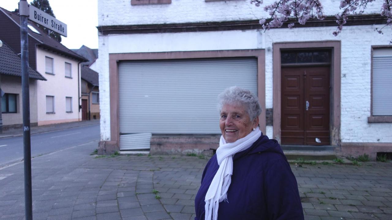 Margarete Böhnen vor der geschlossenen Bäckerei in Manheim. Das Dorf wird wegen des Braunkohle-Abbaus umgesiedelt. Foto: Deutschlandradio / Alicia Lindhoff Margarete Böhnen vor der geschlossenen Bäckerei in Manheim. Das Dorf wird wegen des Braunkohle-Abbaus umgesiedelt. Foto: Deutschlandradio / Alicia Lindhoff