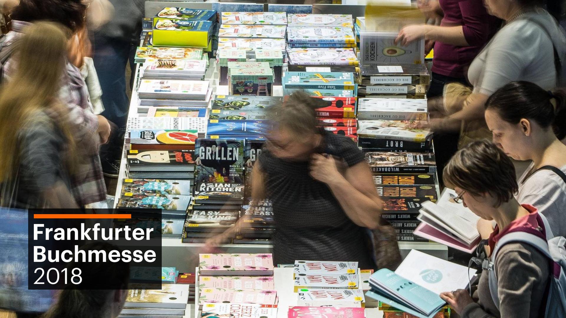 Buchmessenbesucher an Büchertischen (Frankfurt 2018) Buchmessenbesucher an Büchertischen (Frankfurt 2018)
