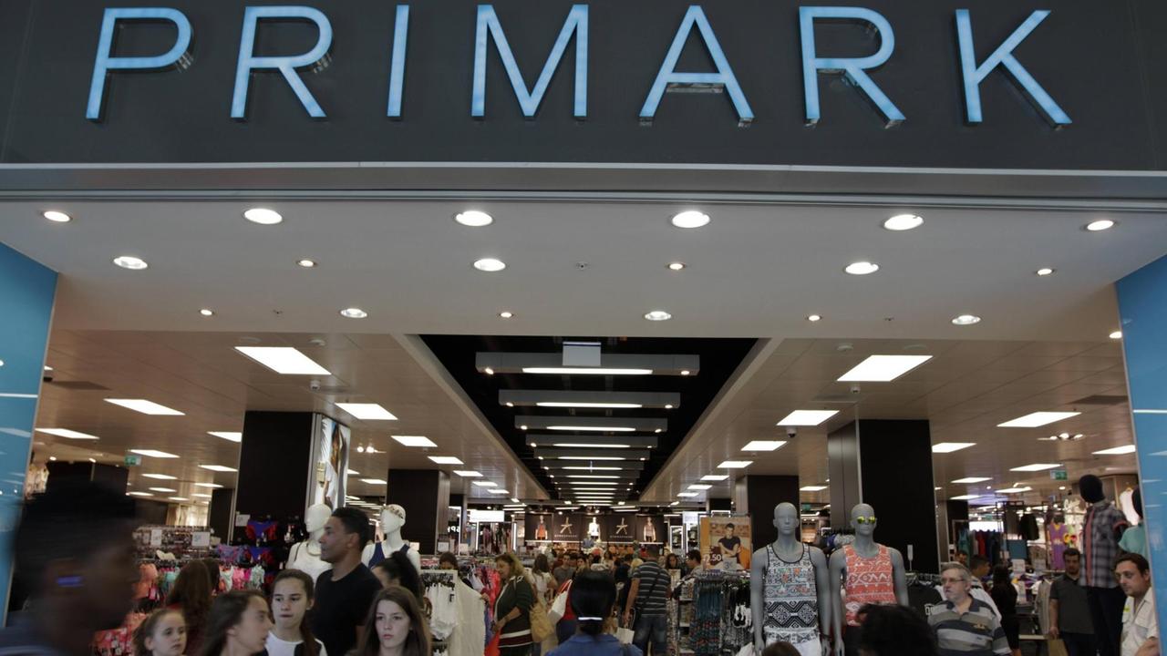 Eingang zu einem Geschäft des Textil-Discounters Primark in Lissabons Colombo Shopping-Center. Eingang zu einem Geschäft des Textil-Discounters Primark in Lissabons Colombo Shopping-Center.