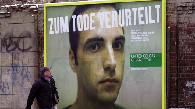 Ein Passant läuft in Berlin-Kreuzberg an einem Benetton-Werbeplakat aus der Kampagne «Dem Tod ins Gesicht sehen» vorbei. 