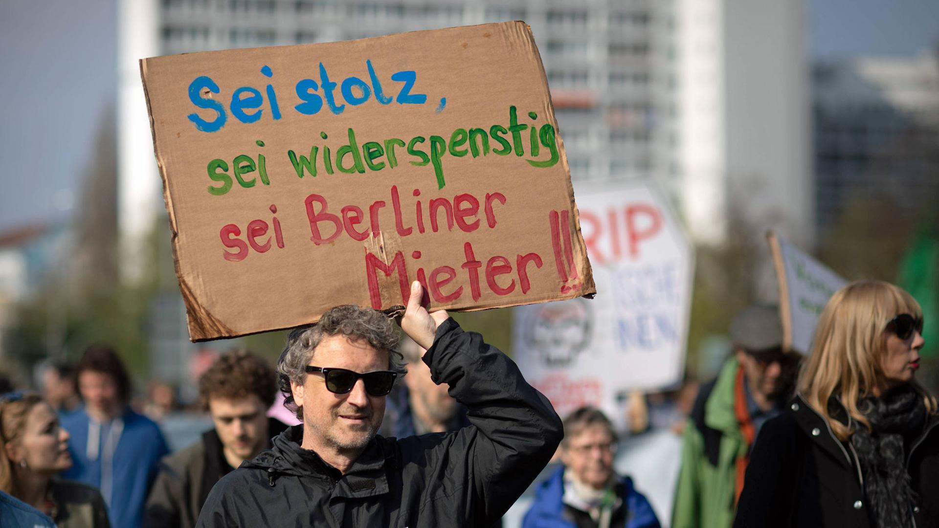 Großdemonstration gegen steigende Mieten und soziale Verdrängung am 14.4.2018 in Berlin.