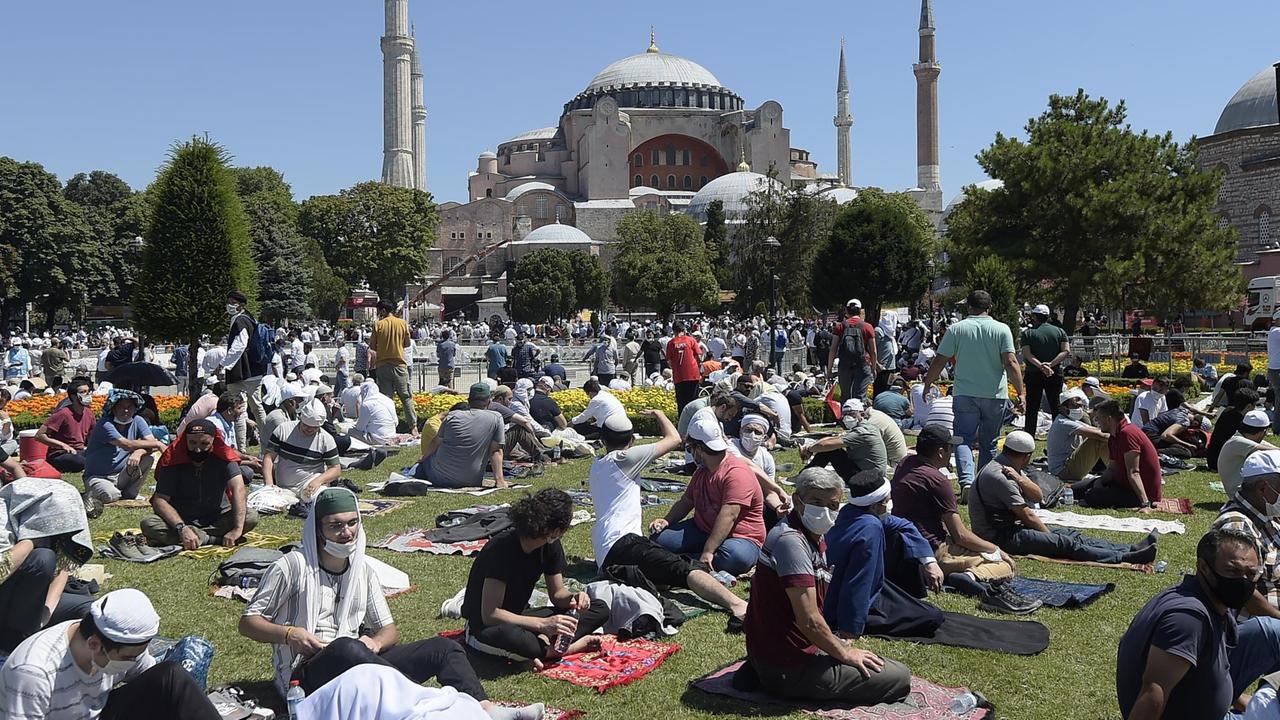 Zahllose Gläubige, die zum Teil Mundschutzmasken zur Vermeidung der Ausbreitung des Coronavirus tragen, warten vor der Hagia Sophia, in der erstmals das Freitagsgebet stattfindet. Zahllose Gläubige, die zum Teil Mundschutzmasken zur Vermeidung der Ausbreitung des Coronavirus tragen, warten vor der Hagia Sophia, in der erstmals das Freitagsgebet stattfindet.