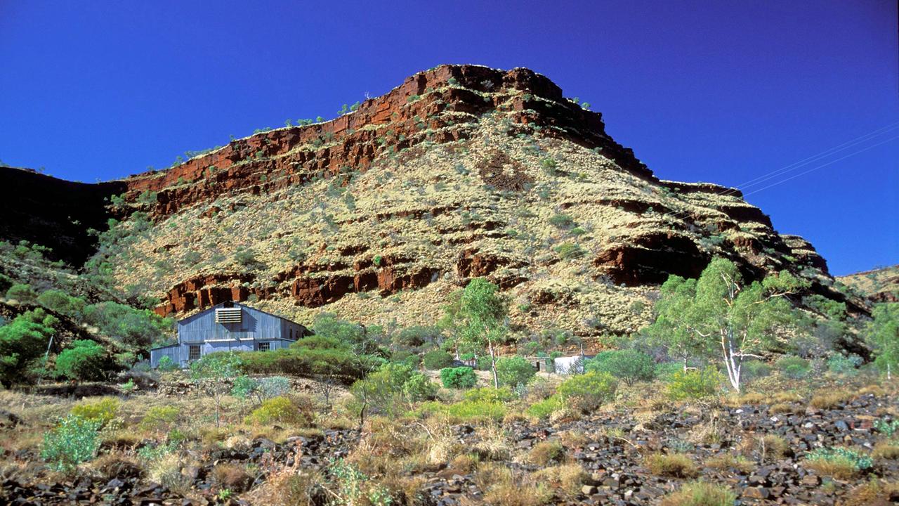 Vor einem Berg im ehemaligen Asbest-Abbaugebiet Wittenoom ist eine Baracke zu sehen. Vor einem Berg im ehemaligen Asbest-Abbaugebiet Wittenoom ist eine Baracke zu sehen.