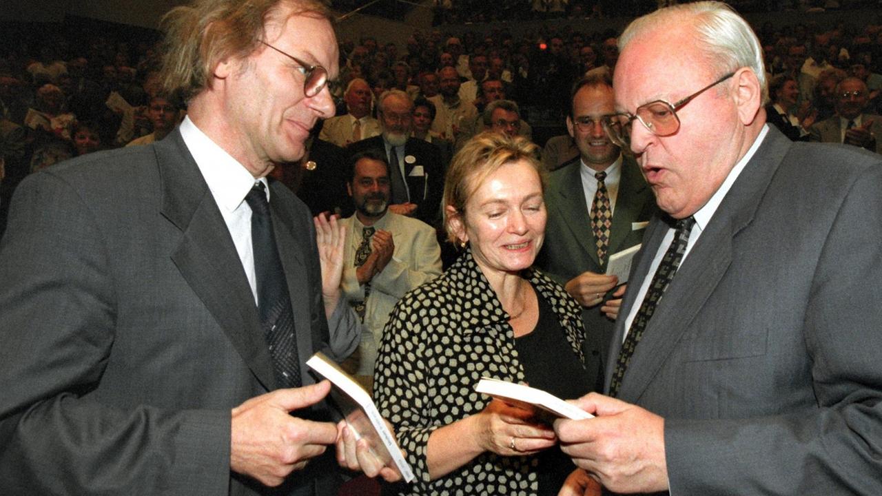 Gerhart Neubert und Bärbel Bohley überreichen Bundespräsident Roman Herzog (r) ihr Buch "Wir mischen uns ein".