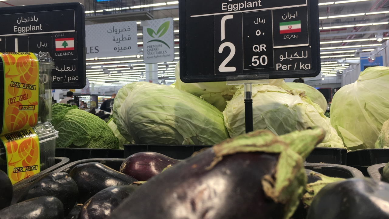 Auberginen aus Iran in einem katarischen Supermarkt Auberginen aus Iran in einem katarischen Supermarkt