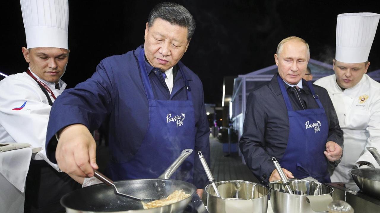 Wladimir Putin (2.v.r), Präsident von Russland, und Xi Jinping (2.v.l), Präsident von China, bereiten im Rahmen des Wirtschaftsforums gemeinsam ein Essen zu. Xi nimmt zum ersten Mal an dem Wirtschaftsforum teil, mit dem sich Russland als Handelspartner und Investitionsziel im asiatischen Raum präsentiert. Wladimir Putin (2.v.r), Präsident von Russland, und Xi Jinping (2.v.l), Präsident von China, bereiten im Rahmen des Wirtschaftsforums gemeinsam ein Essen zu. Xi nimmt zum ersten Mal an dem Wirtschaftsforum teil, mit dem sich Russland als Handelspartner und Investitionsziel im asiatischen Raum präsentiert.