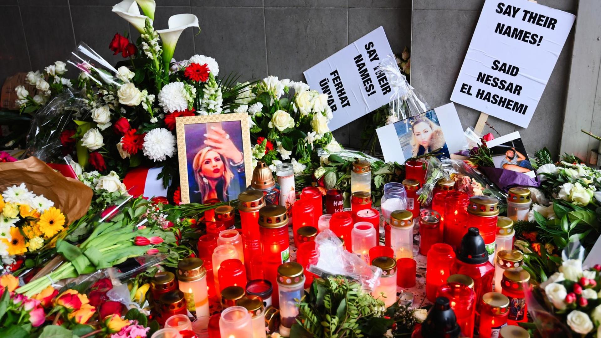 Angehörige haben nach dem Anschlag in Hanau Fotos und Blumen für die Opfer niedergelegt. Angehörige haben nach dem Anschlag in Hanau Fotos und Blumen für die Opfer niedergelegt.
