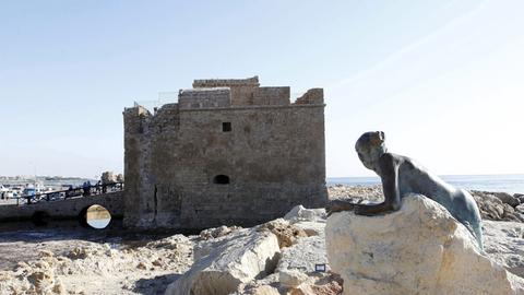 Blick auf die Burg von Paphos und die Aphrodite-Statue des lokalen Künstlers Yiota Ioannidou