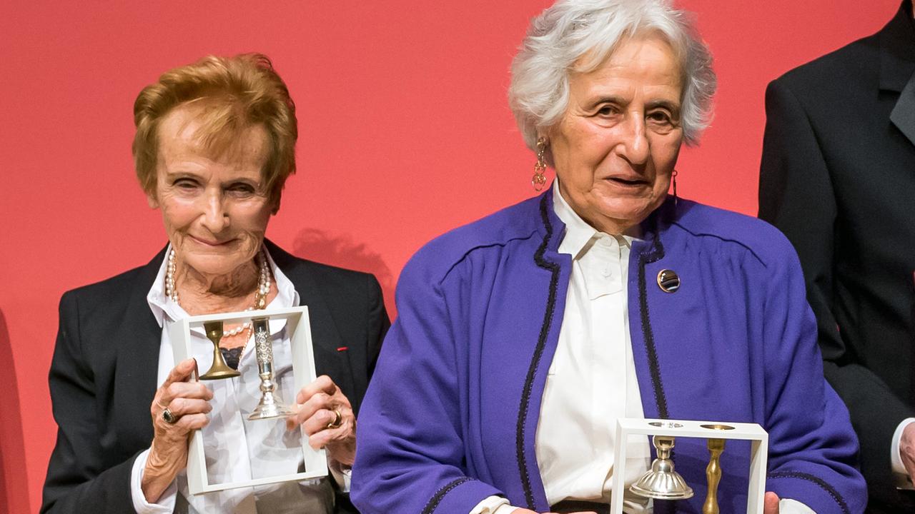 Anita Lasker-Wallfisch (r.) und ihre Schwester Renate Lasker-Harpprecht bei der Verleihung des Preises für Verständigung und Toleranz im Jüdischen Museum 2016 Anita Lasker-Wallfisch (r.) und ihre Schwester Renate Lasker-Harpprecht bei der Verleihung des Preises für Verständigung und Toleranz im Jüdischen Museum 2016