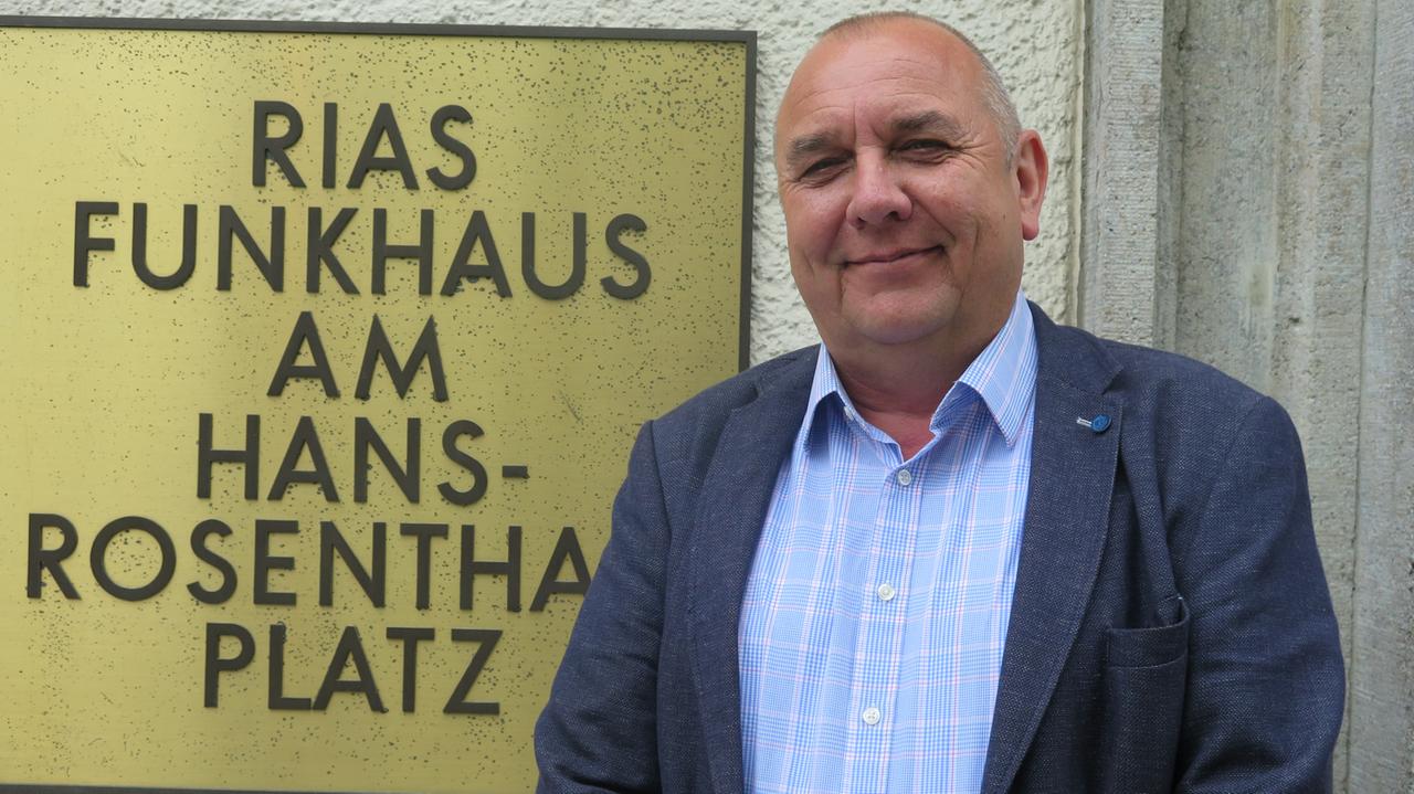 Der Historiker Jürgen Elvert vor dem Berliner Funkhaus Der Historiker Jürgen Elvert vor dem Berliner Funkhaus