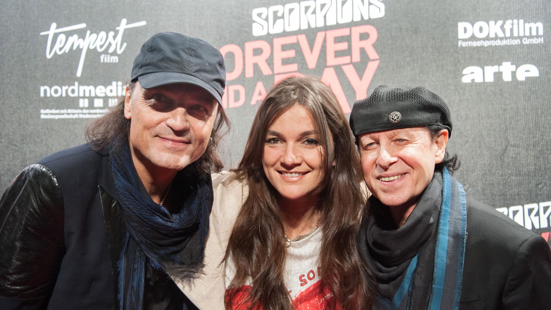 Die Scorpions-Mitglieder Matthias Jabs (l) und Klaus Meine posieren am 24.03.2015 gemeinsam mit Regisseurin Katja von Garnier bei der Premiere des Films "Scorpions - Forever and a Day" im Astor Grand Cinema in Hannover (Niedersachsen). Die Scorpions-Mitglieder Matthias Jabs (l) und Klaus Meine posieren am 24.03.2015 gemeinsam mit Regisseurin Katja von Garnier bei der Premiere des Films "Scorpions - Forever and a Day" im Astor Grand Cinema in Hannover (Niedersachsen).
