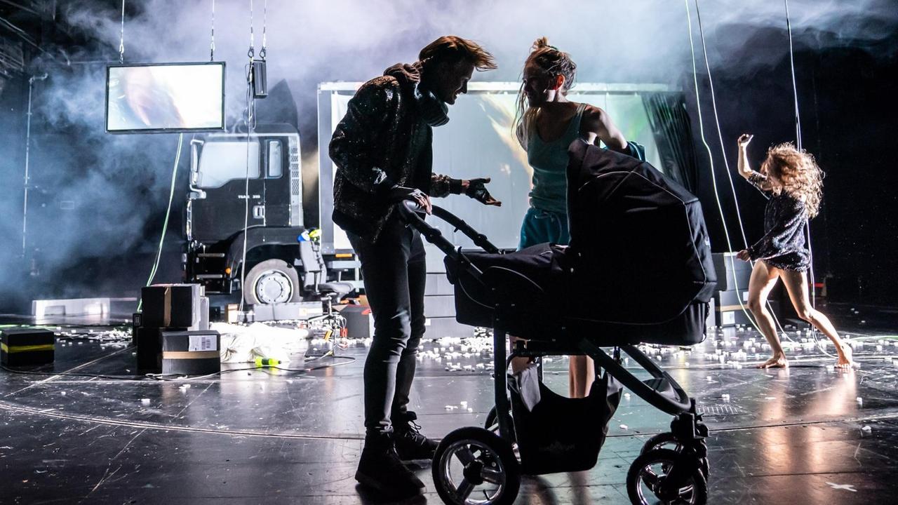 Die Schauspieler Jirka Zett und Lisa Hagmeister stehen mit einem Kinderwagen auf der Bühne und unterhalten sich in Simon Stephens' "Maria" am Thalia Theater in Hamburg  