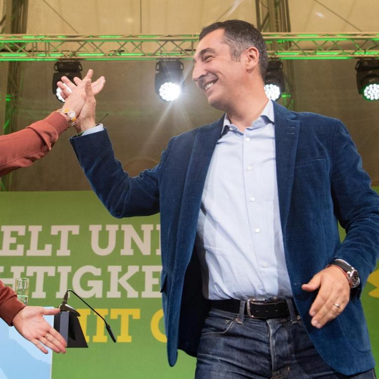 Die Spitzenkandidaten von Bündnis 90/Die Grünen zur Bundestagswahl, Katrin Göring-Eckardt und Cem Özdemir, stehen am 17.09.2017 in Berlin auf dem Kleinen Parteitag der Grünen nach der Rede von Göring-Eckardt nebeneinander auf der Bühne.