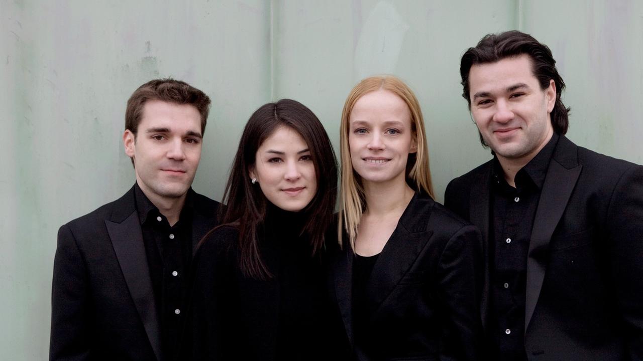 Die vier Mitglieder des Minetti Quartetts blicken in die Kamera. Die vier Mitglieder des Minetti Quartetts blicken in die Kamera.