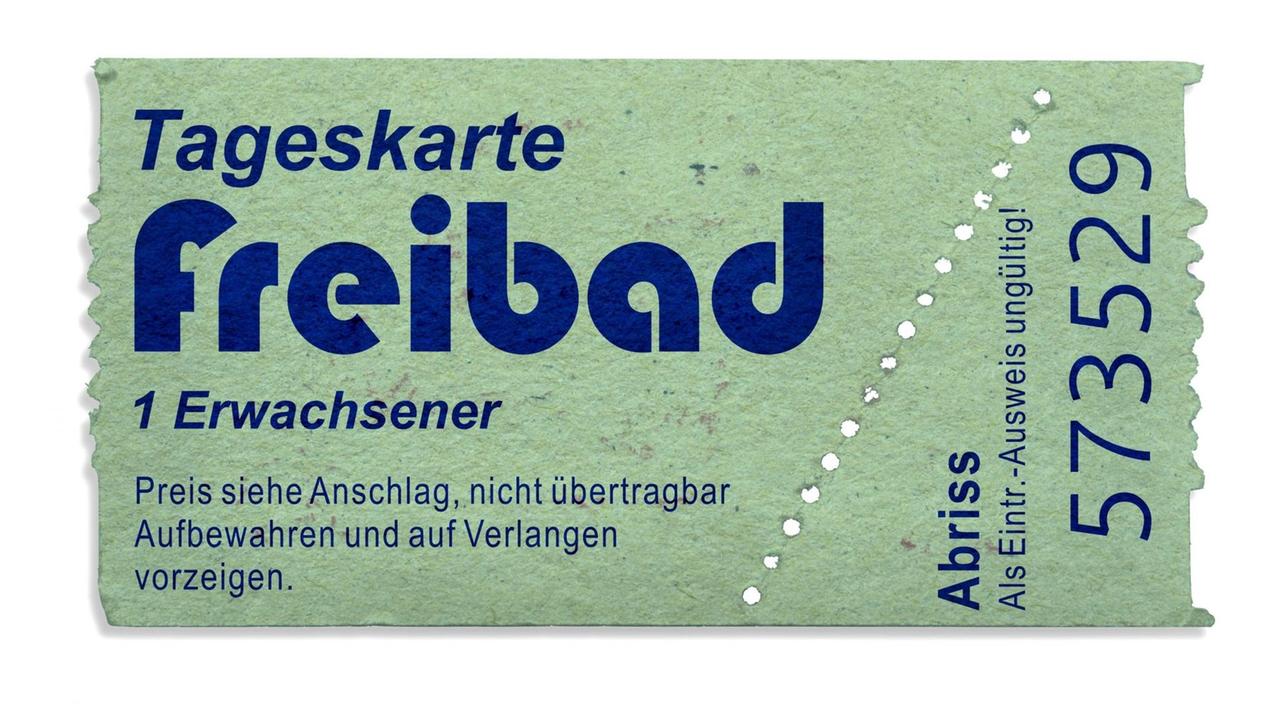 Klassische Eintrittskarte fürs Freibad mit Perforation und Abriss aus Pappe