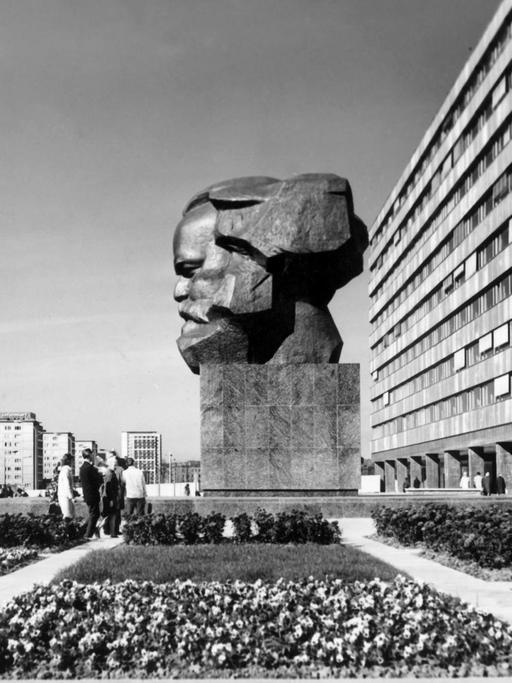 Das vom sowjetischen Bildhauer Lew Kerbel geschaffene Monument von Karl Marx, nach dem Chemnitz im Jahr 1953 in Karl-Marx-Stadt umbenannt wurde. Aufnahme vom 09.11.1971.