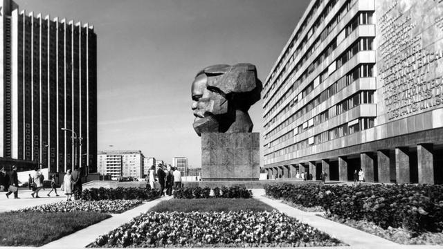 Das vom sowjetischen Bildhauer Lew Kerbel geschaffene Monument von Karl Marx, nach dem Chemnitz im Jahr 1953 in Karl-Marx-Stadt umbenannt wurde. Aufnahme vom 09.11.1971.