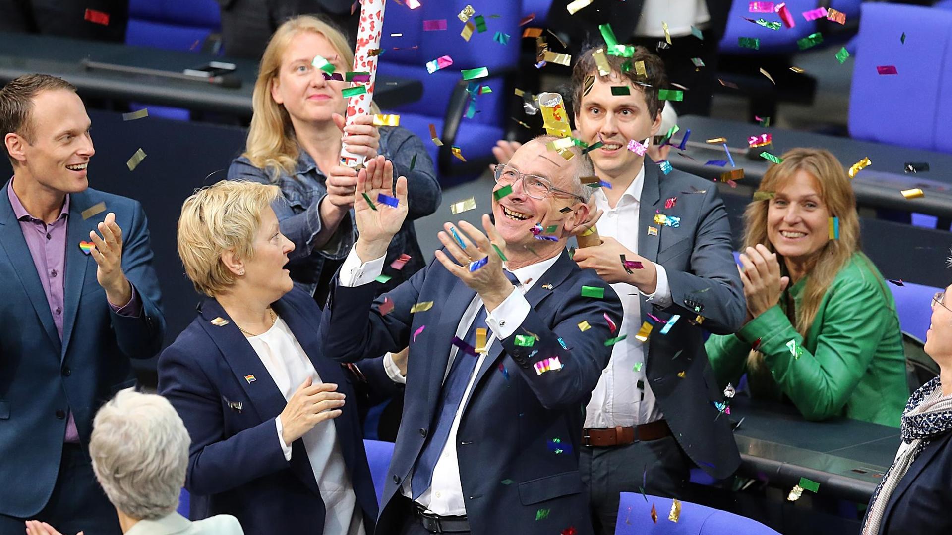 Mit Konfetti bejubeln die Fraktionsmitglieder von Bündnis 90/Die Grüne am 30.06.2017 im Bundestag in Berlin das Ergebnis nach der Abstimmung zu Eheschließung für Personen gleichen Geschlechts. In der Mitte Volker Beck. Mit einer historischen Entscheidung hat der Bundestag am Freitag Ja zur Ehe für alle gesagt. Mit Konfetti bejubeln die Fraktionsmitglieder von Bündnis 90/Die Grüne am 30.06.2017 im Bundestag in Berlin das Ergebnis nach der Abstimmung zu Eheschließung für Personen gleichen Geschlechts. In der Mitte Volker Beck. Mit einer historischen Entscheidung hat der Bundestag am Freitag Ja zur Ehe für alle gesagt.