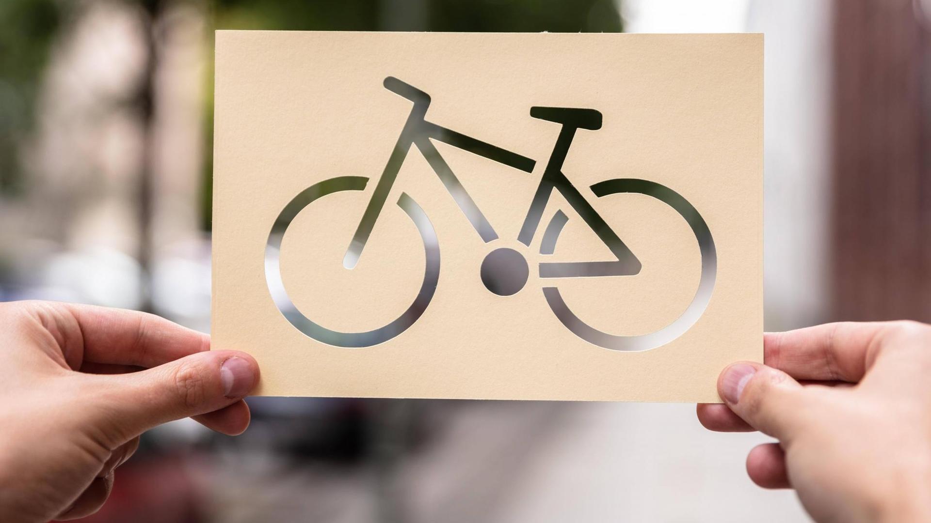 Zu sehen ist eine Schablone mit einem Fahrrad darauf. Zu sehen ist eine Schablone mit einem Fahrrad darauf.