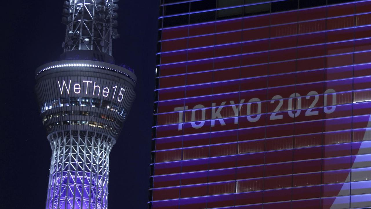Die Aussichtsplattform des "Tokyo Skytree" von von außen mit dem Schriftzug "We The 15" beleuchtet. Die Aussichtsplattform des "Tokyo Skytree" von von außen mit dem Schriftzug "We The 15" beleuchtet.