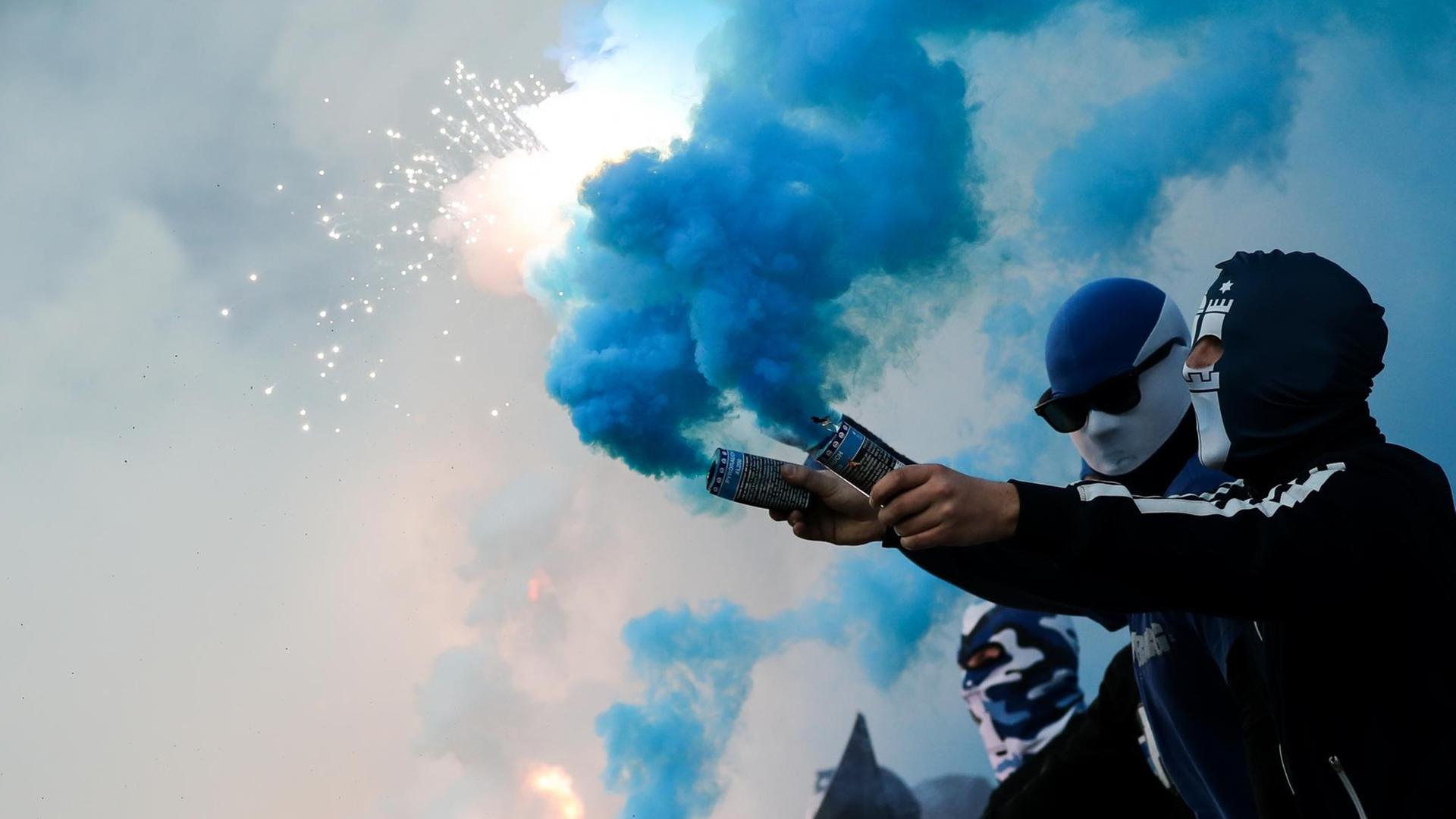 Fans des Hamburger SV brennen vor einem Spiel Feuerwerk ab. Fans des Hamburger SV brennen vor einem Spiel Feuerwerk ab.