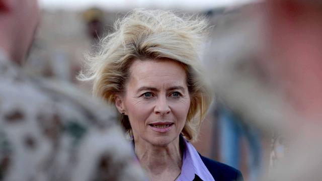 Bundesverteidigungsministerin Ursula von der Leyen spricht mit Bundeswehrsoldaten des Einsatzkontingents in Dakar im Senegal.