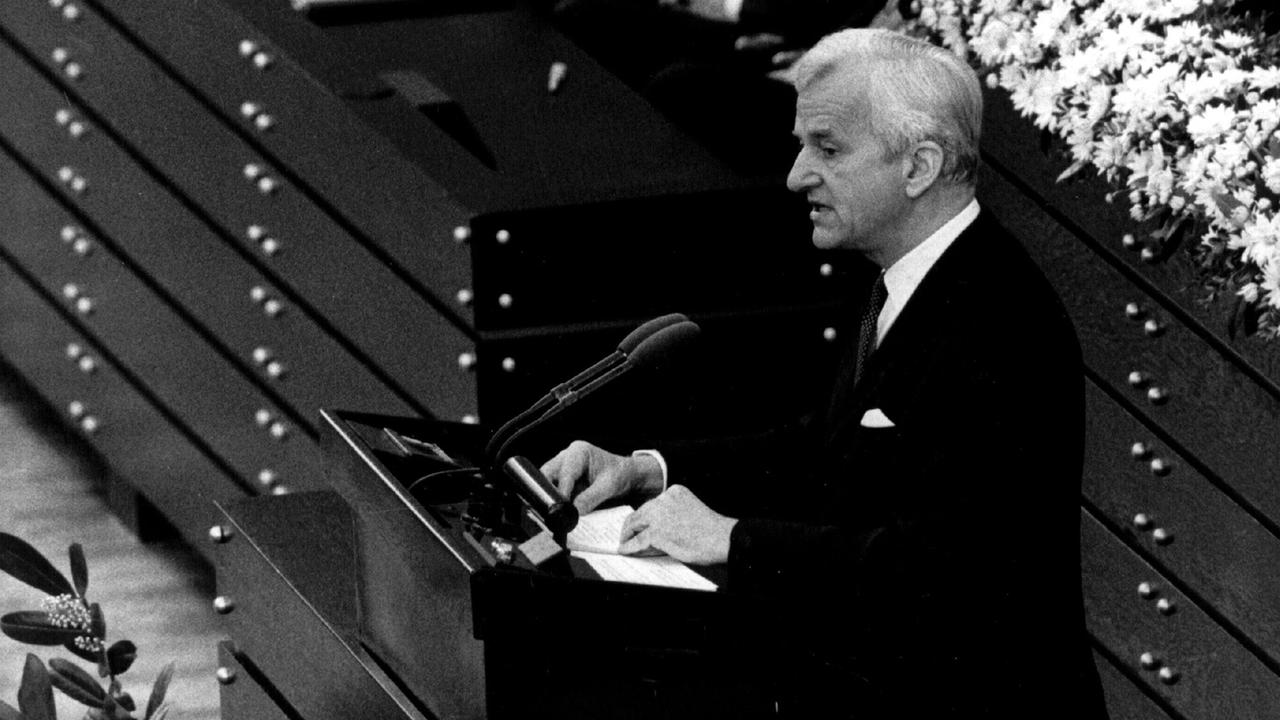 Richard von Weizsäcker 1985 bei seiner Rede am Pult des Bundestags in Bonn. Richard von Weizsäcker 1985 bei seiner Rede am Pult des Bundestags in Bonn.