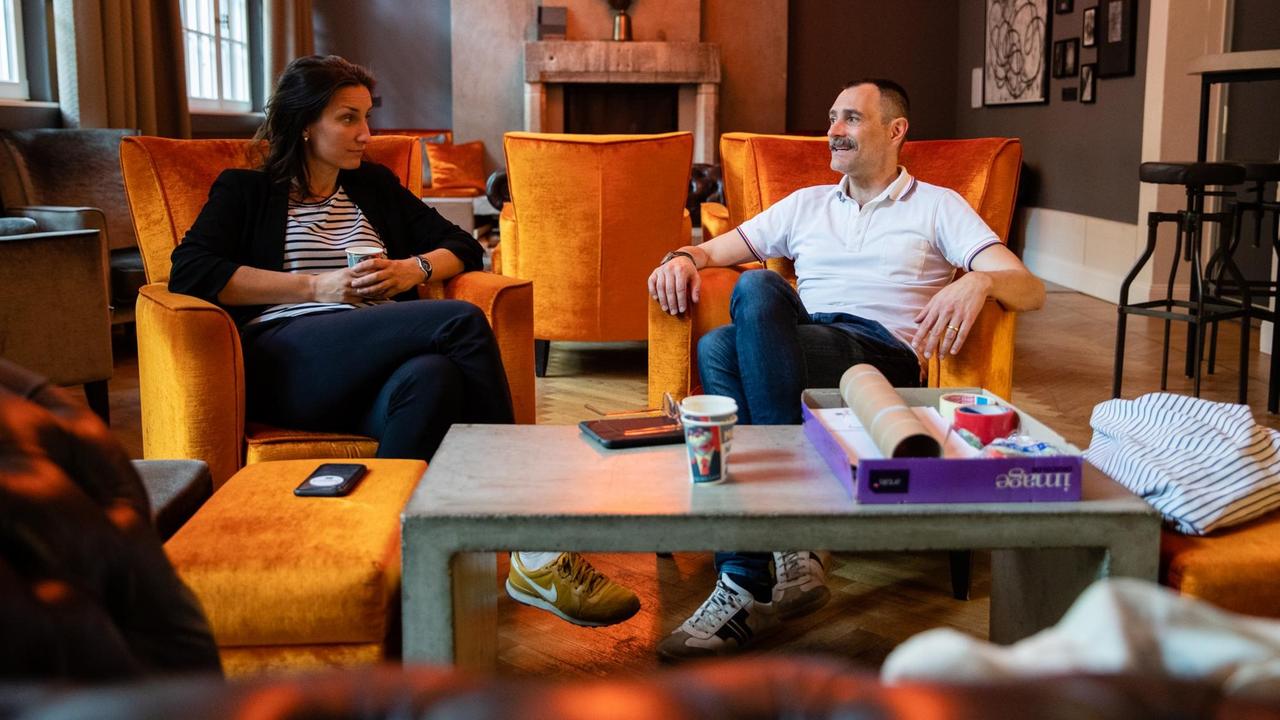 Franziska Ritter und Christian Siegmund unterhalten sich auf einem Sofa. Franziska Ritter und Christian Siegmund unterhalten sich auf einem Sofa.