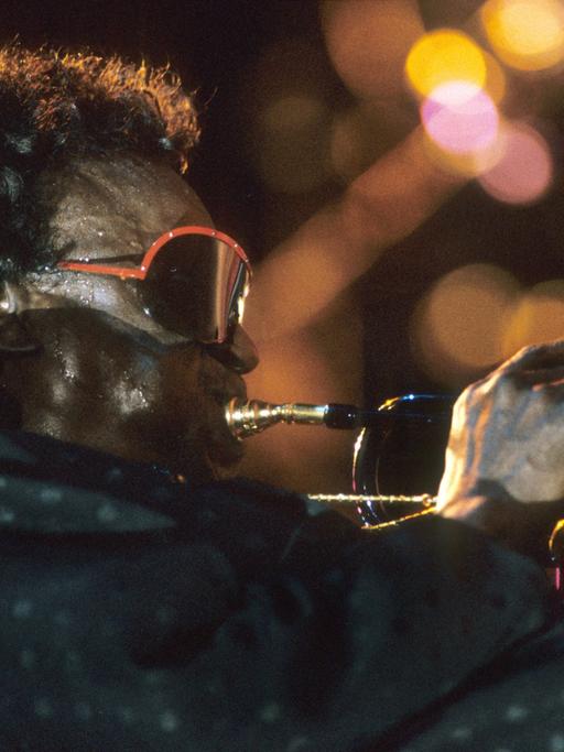 Der Jazz-Trompeter Miles Davis eröffnete am 11.07.1988 den Jazz-Gipfel in Stuttgart.