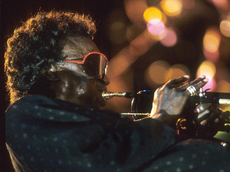 Der Jazz-Trompeter Miles Davis eröffnete am 11.07.1988 den Jazz-Gipfel in Stuttgart.