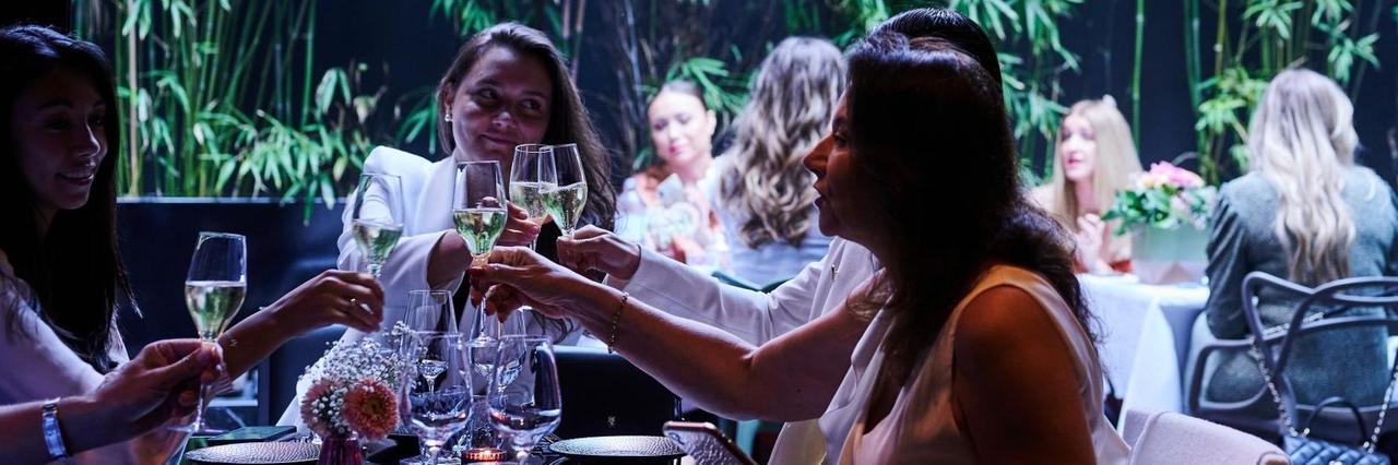 Menschen sitzen innen und außen im Mani Restaurant in Berlin Mitte. Menschen sitzen innen und außen im Mani Restaurant in Berlin Mitte.