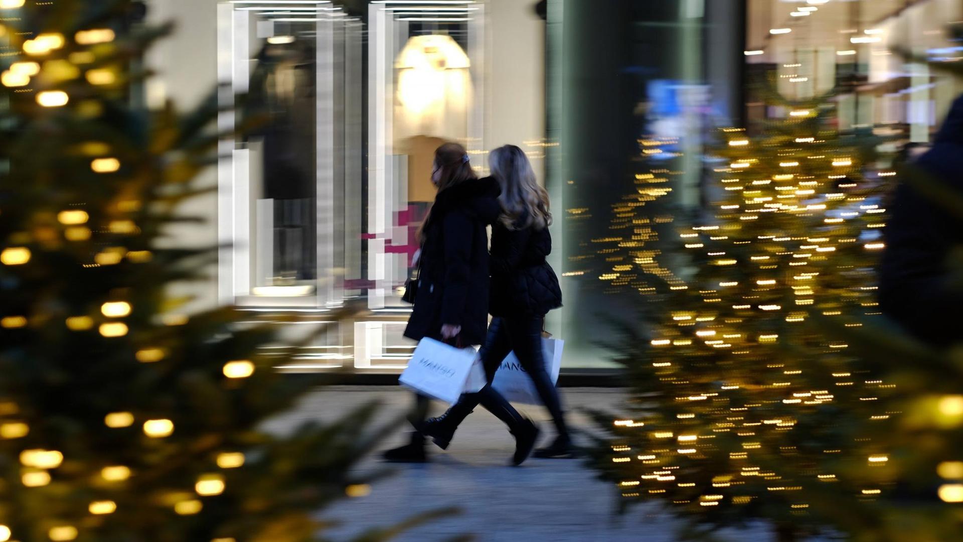 Passanten laufen teils mit Masken durch die weihnachtlich geschmückte Mall of Berlin in Berlin-Mitte. Aufgrund der Corona-Pandemie gelten in Einkaufszentren eine Maskenpflicht und das Einhalten des Mindestabstands. Passanten laufen teils mit Masken durch die weihnachtlich geschmückte Mall of Berlin in Berlin-Mitte. Aufgrund der Corona-Pandemie gelten in Einkaufszentren eine Maskenpflicht und das Einhalten des Mindestabstands.