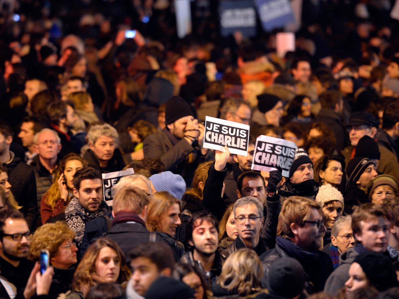 Tausende Menschen haben sich in Paris versammelt, um der Opfer des Anschlags auf das Satiremagazin "Charlie Hebdo" zu gedenken. Tausende Menschen haben sich in Paris versammelt, um der Opfer des Anschlags auf das Satiremagazin "Charlie Hebdo" zu gedenken.