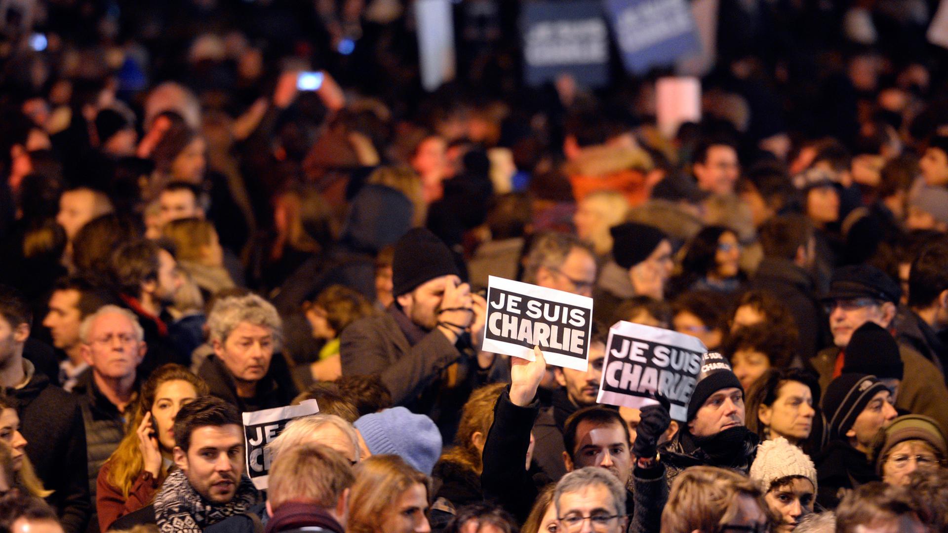 Tausende Menschen haben sich in Paris versammelt, um der Opfer des Anschlags auf das Satiremagazin "Charlie Hebdo" zu gedenken. Tausende Menschen haben sich in Paris versammelt, um der Opfer des Anschlags auf das Satiremagazin "Charlie Hebdo" zu gedenken.